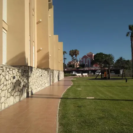 - Marinas アパート